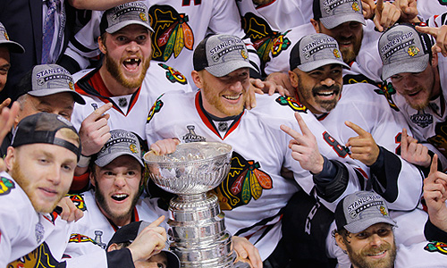 Клуб "Чикаго" в шестом матче финальной серии плей-офф Национальной хоккейной лиги (НХЛ) на выезде обыграл "Бостон" и стал обладателем Кубка Стэнли. Поединок завершился со счетом 2:3 (1:0, 0:1, 1:2). Счет в серии стал 2-4 в пользу "Чикаго". В решающей встрече победители смогли провести два гола в конце третьего периода за 17 секунд. Для "Чикаго" - это пятый Кубок Стэнли в истории команды. Последний раз клуб выигрывал главный трофей сильнейшей североамериканской лиги в 2010 году.