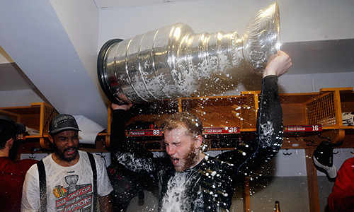 Клуб "Чикаго" в шестом матче финальной серии плей-офф Национальной хоккейной лиги (НХЛ) на выезде обыграл "Бостон" и стал обладателем Кубка Стэнли. Поединок завершился со счетом 2:3 (1:0, 0:1, 1:2). Счет в серии стал 2-4 в пользу "Чикаго". В решающей встрече победители смогли провести два гола в конце третьего периода за 17 секунд. Для "Чикаго" - это пятый Кубок Стэнли в истории команды. Последний раз клуб выигрывал главный трофей сильнейшей североамериканской лиги в 2010 году.