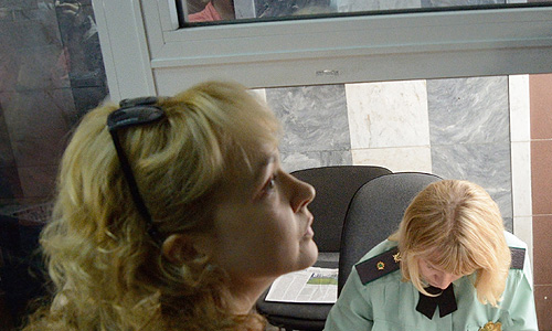 Бывший шеф-редактор новостного сайта "Ура.ру" Аксана Панова, обвиняемая в вымогательстве, мошенничестве и злоупотреблением служебными полномочиями, перед началом предварительных слушаний у Ленинского районного суда.