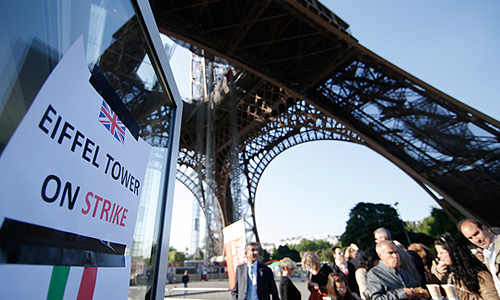 Акция протеста началась еще во вторник: работники требуют более высокой зарплаты и улучшения условий безопасности. По данным издания, не исключено, что забастовка завершится в течение второй половины дня, если бастующим и их работодателям удастся урегулировать все спорные вопросы.