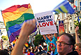 Верховный суд США признал не соответствующим конституции закон "О защите брака", определяющий брак как союз между мужчиной и женщиной и ограничивающий права однополых пар.