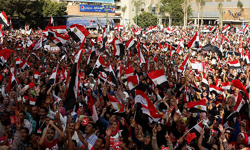 На площади собрались жители не только Каира, но и других городов страны, в том числе и те, кто голосовал за Мурси год назад. Они считают, что Мурси не выполнил предвыборные обязательства и, таким образом, обманул их надежды.