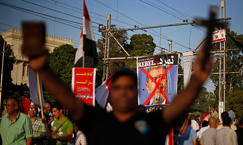 В то же время в ряде районов города и других населенных пунктах Египта проходят митинги и шествия в поддержку Мурси, который представлял религиозно-политическое движение "Братья мусульмане".