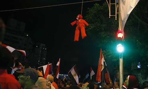 Накануне более 22 млн человек подписали петицию с призывом к отставке президента Египта. Об этот в субботу сообщили организаторы движения "Тамарруд" (араб.: восстание). "Мы собрали 22 134 465 подписей", - сказал на пресс-конференции представитель движения Махмуд Бадр.