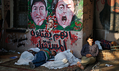 Два официальных представителя президента Египта Мухаммеда Мурси во вторник объявили о своей отставке, сообщает телеканал "Аль-Арабия".