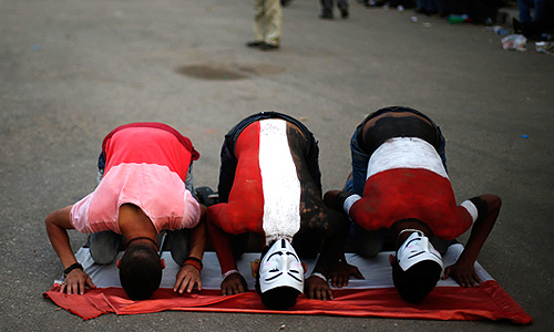 Миллионы демонстрантов на улицах Египта ждут, когда нынешний президент страны Мухаммед Мурси сложит с себя полномочия в соответствии с выдвинутым ему ультиматумом.