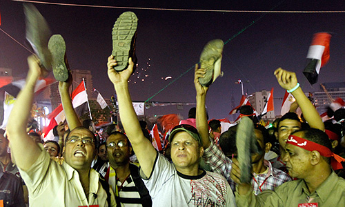 Лидер оппозиционной партии считает, что из-за массовости протестов нынешний режим уже признан незаконным. "Это и есть всенародный вотум недоверия президенту Мурси. Уже 22 млн человек поставили подписи под призывом об отставке президента, который распространили в народе наши партнеры из движения "Тамарруд". Все это говорит о том, что нынешний режим уже не является легитимным. Поэтому мы имеем право говорить, что Мурси уже не является президентом Египта" - сказал аль-Бенхави.