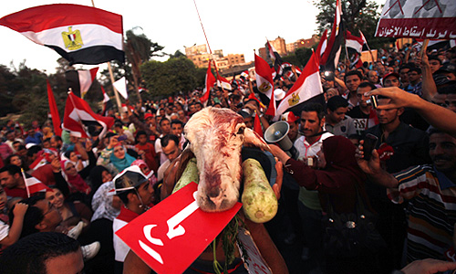 Миллионы демонстрантов на улицах Египта ждут, когда нынешний президент страны Мухаммед Мурси сложит с себя полномочия в соответствии с выдвинутым ему ультиматумом.