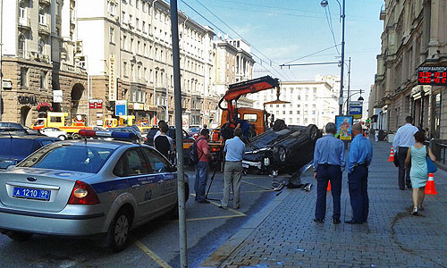 В четверг утром автомобиль Toyota Highlander, двигавшийся со стороны Пушкинской площади в сторону площади Белорусского вокзала в районе дома №28, врезался в чугунные столбики, ограждающие тротуар от проезжей части, перевернулся на крышу и проехал около 15 метров. Находившаяся за рулем девушка получила незначительные травмы