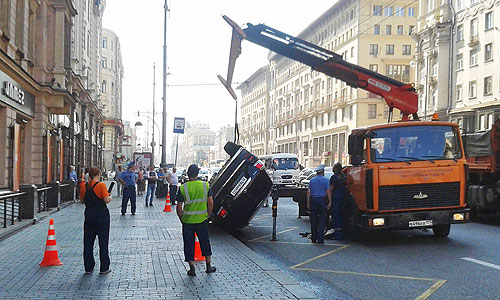 В четверг утром автомобиль Toyota Highlander, двигавшийся со стороны Пушкинской площади в сторону площади Белорусского вокзала в районе дома №28, врезался в чугунные столбики, ограждающие тротуар от проезжей части, перевернулся на крышу и проехал около 15 метров. Находившаяся за рулем девушка получила незначительные травмы