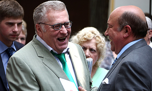 Заместитель председателя Государственной Думы РФ, член комитета Государственной Думы РФ по обороне, председатель Либерально-демократической партии России Владимир Жириновский и президент Российского совета по международным делам Игорь Иванов (справа) на приеме по случаю празднования Дня независимости США в резиденции посла США Майкла Макфола.