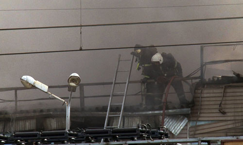 Сотрудники пожарной службы МЧС работают на месте пожара в здании торгового центра в московском районе Лефортово. По последним данным, площадь пожара возросла до 1400 квадратных метров.
