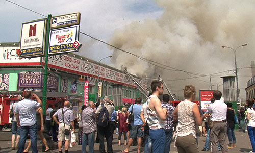 Сотрудники пожарной службы МЧС работают на месте пожара в здании торгового центра в московском районе Лефортово. По последним данным, площадь пожара возросла до 1400 квадратных метров.