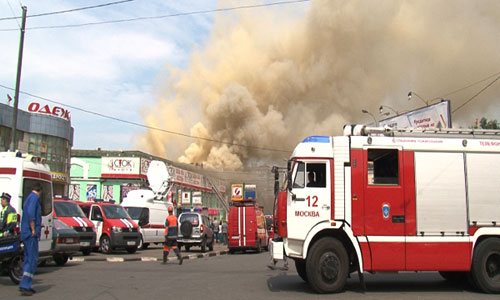Сотрудники пожарной службы МЧС работают на месте пожара в здании торгового центра в московском районе Лефортово. По последним данным, площадь пожара возросла до 1400 квадратных метров.