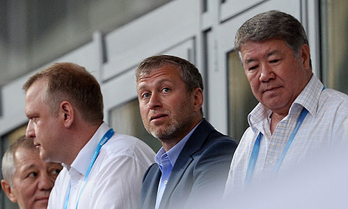 Врио руководителя департамента культуры Москвы Сергей Капков (второй слева) и бизнесмен Роман Абрамович (в центре) на стадионе "Казань Арена" перед началом церемонии открытия XXVII Всемирной летней Универсиады 2013 в Казани.