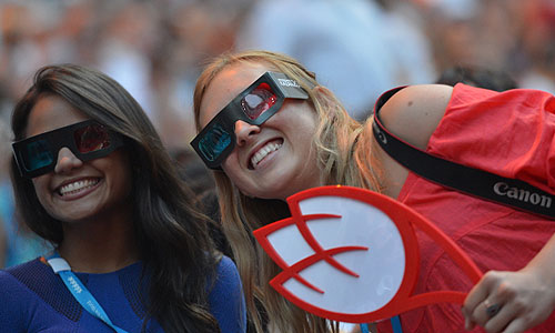 Зрители перед церемонией открытия XXVII Всемирной летней Универсиады 2013 на стадионе "Казань Арена" в Казани.