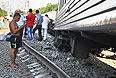 Пострадавшие пассажиры на месте аварии в Краснодарском крае, где пять вагонов пассажирского поезда дальнего следования "Новосибирск - Адлер" сошли с рельсов на перегоне Кисляковская-Крыловская.