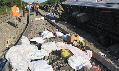 Основной версией крушения поезда "Новосибирск - Адлер" является технический фактор. Состав мог сойти с рельсов из-за дефекта вагонной тележки. Всего пострадало 108 человек, 13 человек, в том числе пятеро детей, госпитализированы.