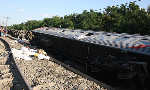 Основной версией крушения поезда "Новосибирск - Адлер" является технический фактор. Состав мог сойти с рельсов из-за дефекта вагонной тележки. Всего пострадало 108 человек, 13 человек, в том числе пятеро детей, госпитализированы.