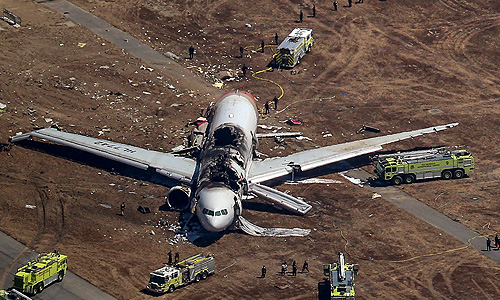 Лайнер Boeing 777, потерпевший аварию в аэропорту Сан-Франциско (США) в субботу, сажал пилот, который только проходил практику на этом типе воздушных судов, заявила представитель южнокорейской авиакомпании Asiana Airlines, которой принадлежал самолет.