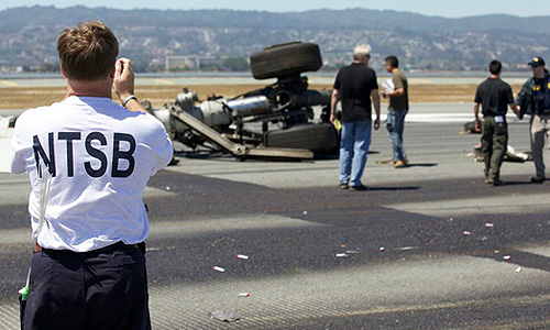 Лайнер Boeing 777, потерпевший аварию в аэропорту Сан-Франциско (США) в субботу, сажал пилот, который только проходил практику на этом типе воздушных судов, заявила представитель южнокорейской авиакомпании Asiana Airlines, которой принадлежал самолет.