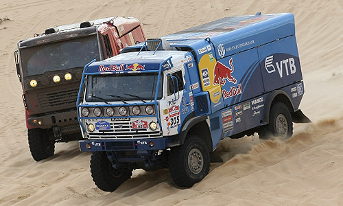 Автомобиль российской команды "КАМАЗ-мастер", управлямый пилотом Айратом Мардеевым, на трассе первого этапа ралли-рейда "Шелковый путь".