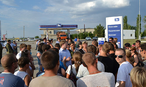 По данным следователей, ночью с 5 на 6 июля около кафе "Золотая бочка" в Пугачеве между 20-летним местным жителем и 16-летним подростком – выходцем из Чечни - произошла ссора, переросшая в драку. В результате конфликта последний нанес сопернику множественные колото-резанные ранения грудной клетки. Житель Пугачева был госпитализирован в 02:15 6 июля. Через час, несмотря на оказанную медицинскую помощь, потерпевший скончался в реанимации.