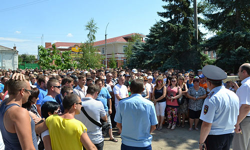 Жители города Пугачев Саратовской области, протестующие из-за убийства местного жителя приехавшим из Чечни подростком, в понедельник перекрыли межрегиональную трассу Саратов-Самара.