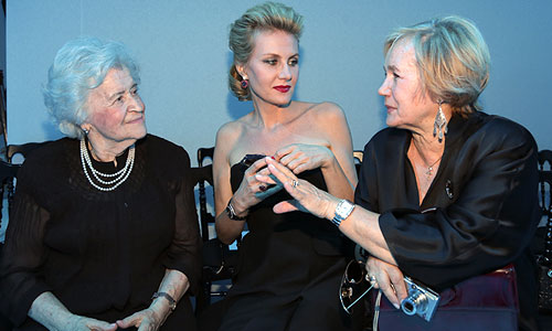 Бывший директор ГМИИ имени Пушкина Ирина Антонова и актриса режиссер Рената Литвинова (слева направо) перед началом показа осенне-зимней коллекции модного дома Dior в павильоне на Красной площади.