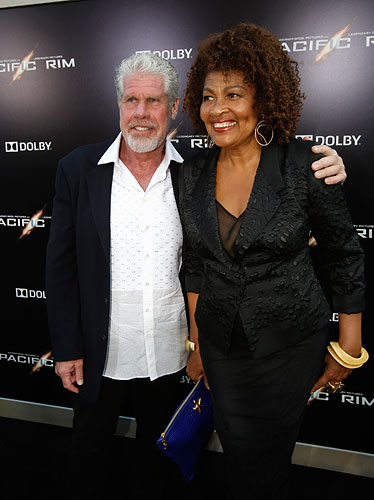 Актер Рон Перлман с женой.