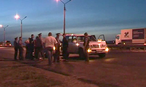 По словам задержанных, они ехали в Дагестан. "Полицейские были вынуждены применить к двум из задержанных спецсредства - наручники, так как они ведут себя крайне агрессивно, высказывают угрозы и даже плевали в видеокамеру, на которую полицейские снимали происходящее", - рассказала представитель ведомства.