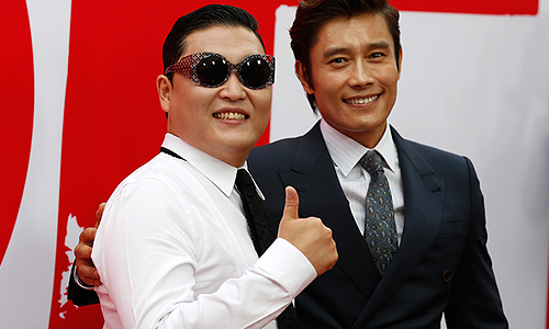 Актер фильма Ли Бьюн Хун со своим земляком певцом PSY.