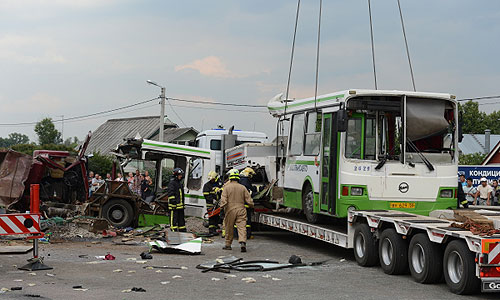 Спасательные службы работают на месте столкновения рейсового автобуса, который следовал из Подольска в Курилово, с КАМАЗом, который перевозил щебень. Крупное ДТП в Троицком административном округе Москвы привело к многочисленным жертвам.
