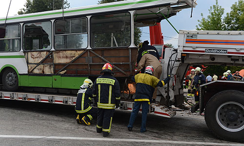 Спецслужбы работают на месте столкновения рейсового автобуса, который следовал из Подольска в Курилово, с КАМАЗом, который перевозил щебень. Крупное ДТП в Троицком административном округе Москвы привело к многочисленным жертвам.