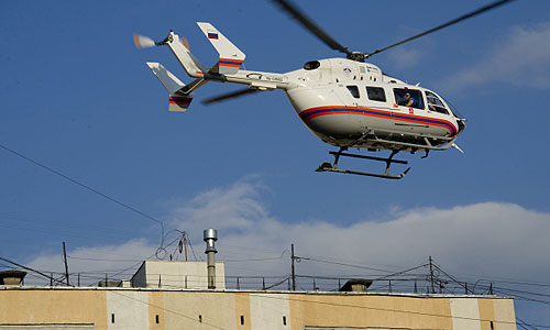 Вертолет доставляет пострадавших в крупном ДТП рейсового автобуса в НИИ скорой помощи им. Склифосовского. Пострадавших посетил врио мэра Москвы Сергей Собянин.