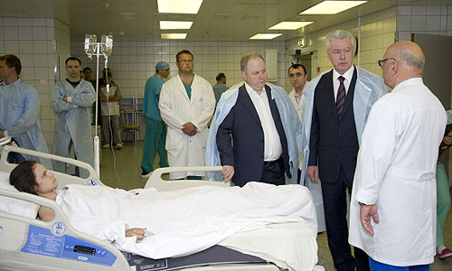 Врио мэра Москвы Сергей Собянин (второй справа) во время посещения пострадавших в крупном ДТП рейсового автобуса в НИИ скорой помощи им. Склифосовского. Третий справа - и. о. руководителя столичного департамента здравоохранения Георгий Голухов.
