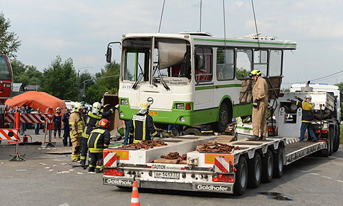Спасательные службы работают на месте столкновения рейсового автобуса, который следовал из Подольска в Курилово, с КАМАЗом, который перевозил щебень. Крупное ДТП в Троицком административном округе Москвы привело к многочисленным жертвам.