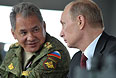 Президент России Владимир Путин (справа) и министр обороны РФ Сергей Шойгу наблюдают за маневрами военных учений в Восточном военном округе на смотровой вышке учебно-тренировочного полигона "Успеновский".