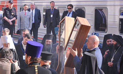 Крест апостола Андрея Первозванного прибыл в Россию из греческого города Патры.