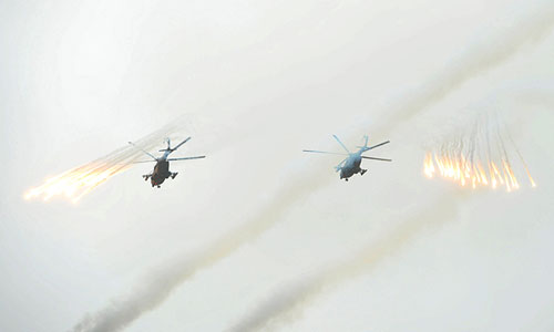 Вертолеты на учебно-тренировочном полигоне "Успеновский" участвуют в учениях Восточного военного округа, за которыми наблюдает президент России Владимир Путин.