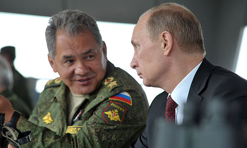 Президент России Владимир Путин (справа) и министр обороны РФ Сергей Шойгу наблюдают за маневрами военных учений в Восточном военном округе на смотровой вышке учебно-тренировочного полигона "Успеновский".