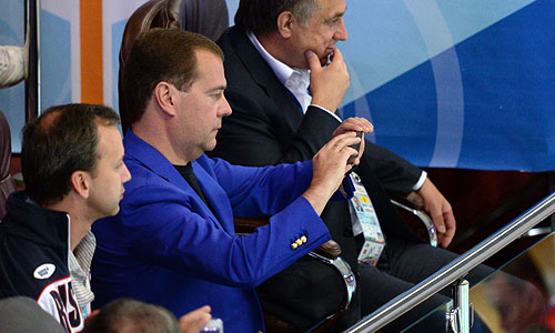 Председатель правительства России Дмитрий Медведев (в центре) на трибуне во время финального матча мужского турнира по волейболу между сборными командами России и Польши на XXVII Всемирной летней Универсиаде 2013 в Казани.