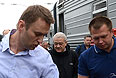 Кандидат в мэры Москвы, оппозиционер Алексей Навальный прибыл на оглашение приговора суда в Киров.