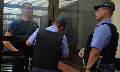 Кировский областной суд удовлетворил протест прокуратуры на решение об изменении меры пресечения Алексею Навальному и Петру Офицерову.