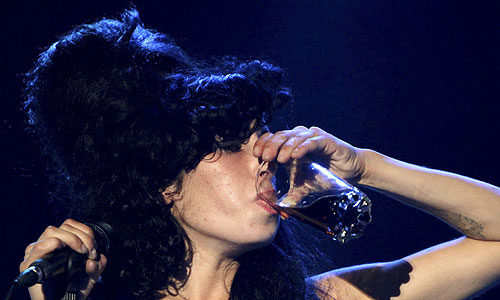 Альбом Уайнхаус "Back To Black", вышедший в 2006 г., возглавлял European Top 100 в течение 13 недель и занял первое место по прослушиваниям в Австрии, Бельгии, Хорватии, Дании, Германии, Греции, Норвегии, Польши, Португалии, Испании и Швейцарии. Пластинка стала самой продаваемой в Великобритании в 2007 г.; в США было продано более 2 млн копий.