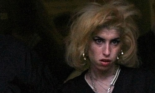 Эми Уайнхаус умерла в 2011 г. в своей лондонской квартире на пике карьеры. Причиной смерти эксперты назвали алкогольное отравление.