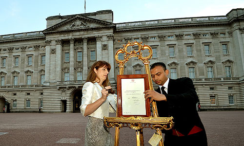 Имя ребенка пока не сообщается. Новорожденный сын стал третьим в очереди на британскую корону после своего деда принца Чарльза и отца принца Уильяма.