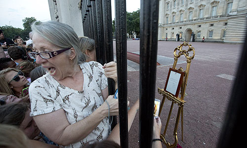 Имя ребенка пока не сообщается. Новорожденный сын стал третьим в очереди на британскую корону после своего деда принца Чарльза и отца принца Уильяма.