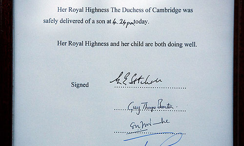 Его высочество принц Кембриджский появился на свет в госпитале Сен-Мэри в Лондоне в 16:24. Вес ребенка – 3 кг 800 граммов. Принц Уильям присутствовал при рождении сына