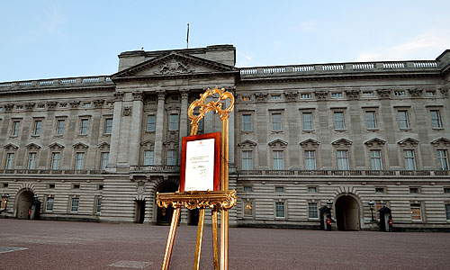 Его высочество принц Кембриджский появился на свет в госпитале Сен-Мэри в Лондоне в 16:24. Вес ребенка – 3 кг 800 граммов. Принц Уильям присутствовал при рождении сына